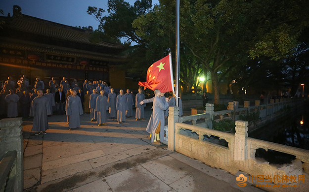 国家宪法日普陀山佛教协会举行升国旗仪式